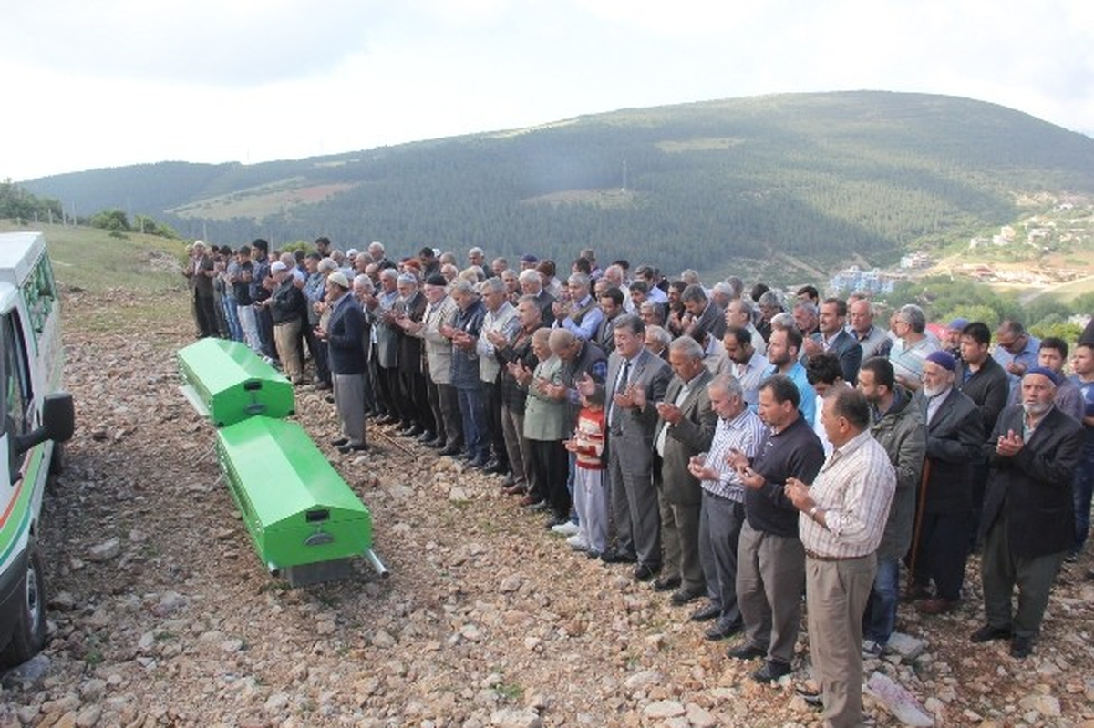 Cinnet Kurbanları Toprağa Verildi