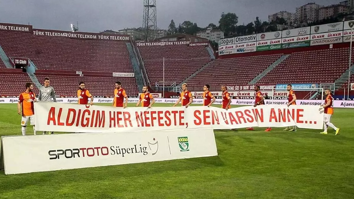 Galatasaray\'dan Anneler Günü\'ne Özel Pankart