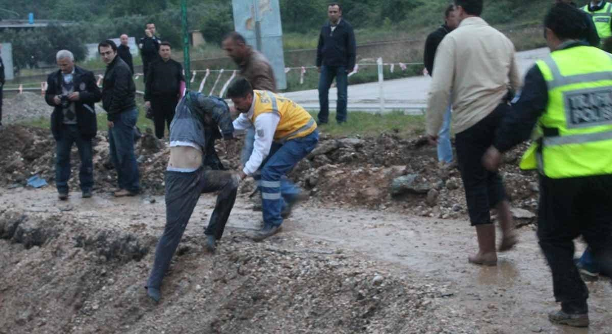 Gemlik\'te Tır, Viyadük İnşaatı Çukuruna Düştü: 1 Ölü