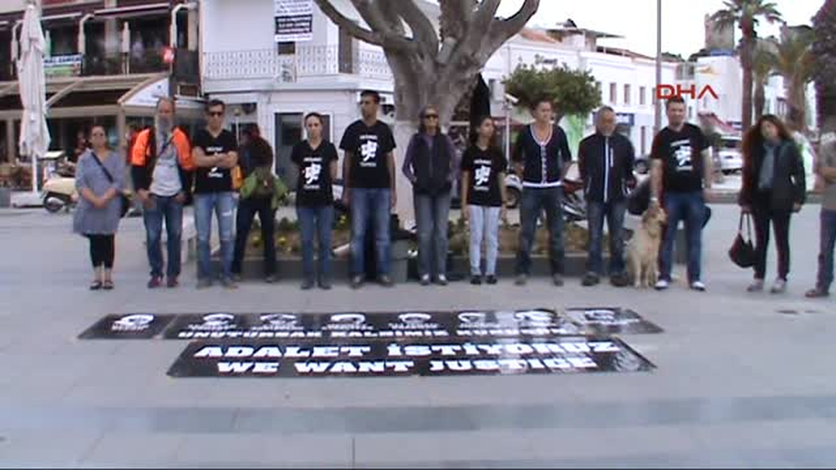 Gezi\'de Ölenler Sessiz Duruş ve Tiyatral Gösteriyle Anıldı