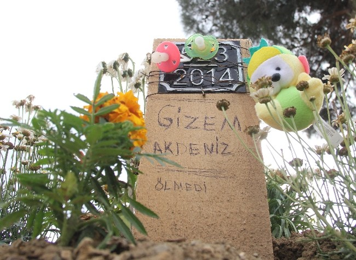 Gizem'in Mezarına 'Gizem Akdeniz Ölümsüzdür' Yazıldı