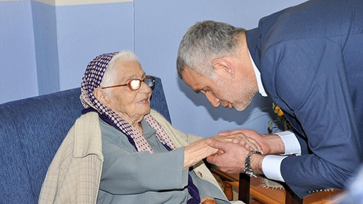 İbrahim Hacıosmanoğlu\'ndan Huzurevi Ziyareti