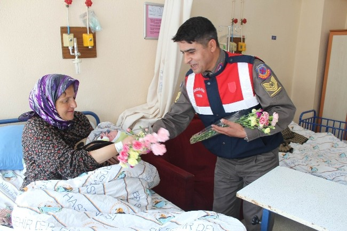 Jandarma, Anneler Günü\'nde Doğum Servisinde Yatan Anneleri Ziyaret Etti