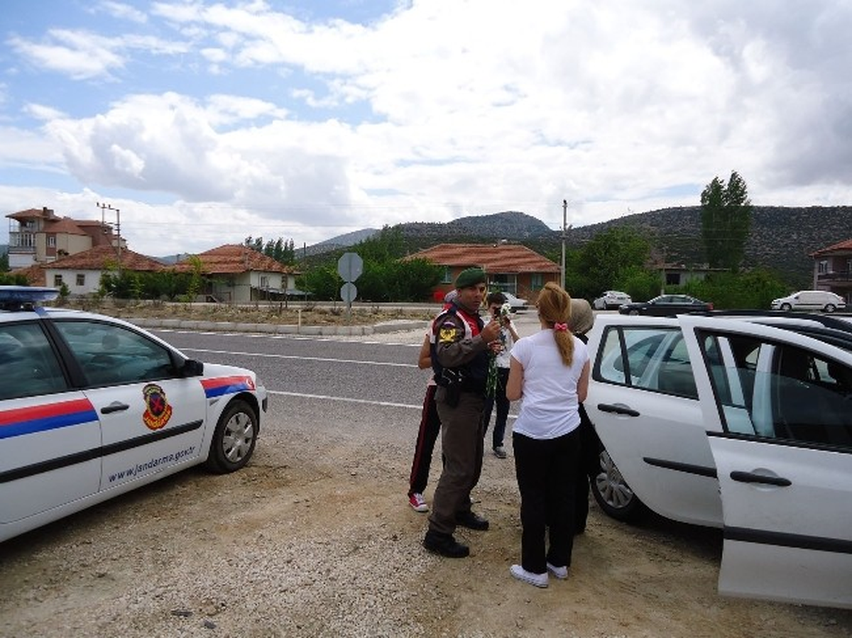 Jandarma Yollardaki Anneleri Unutmadı