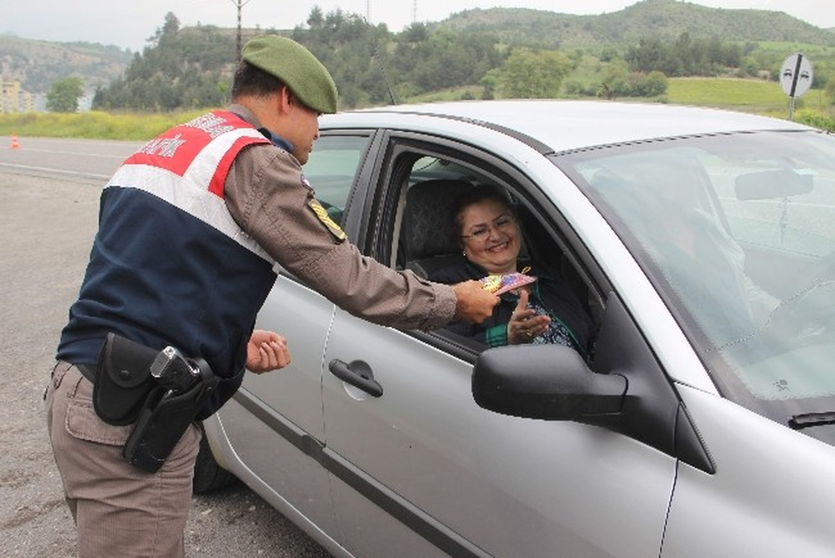 Jandarma Yollardaki Anneleri Unutmadı