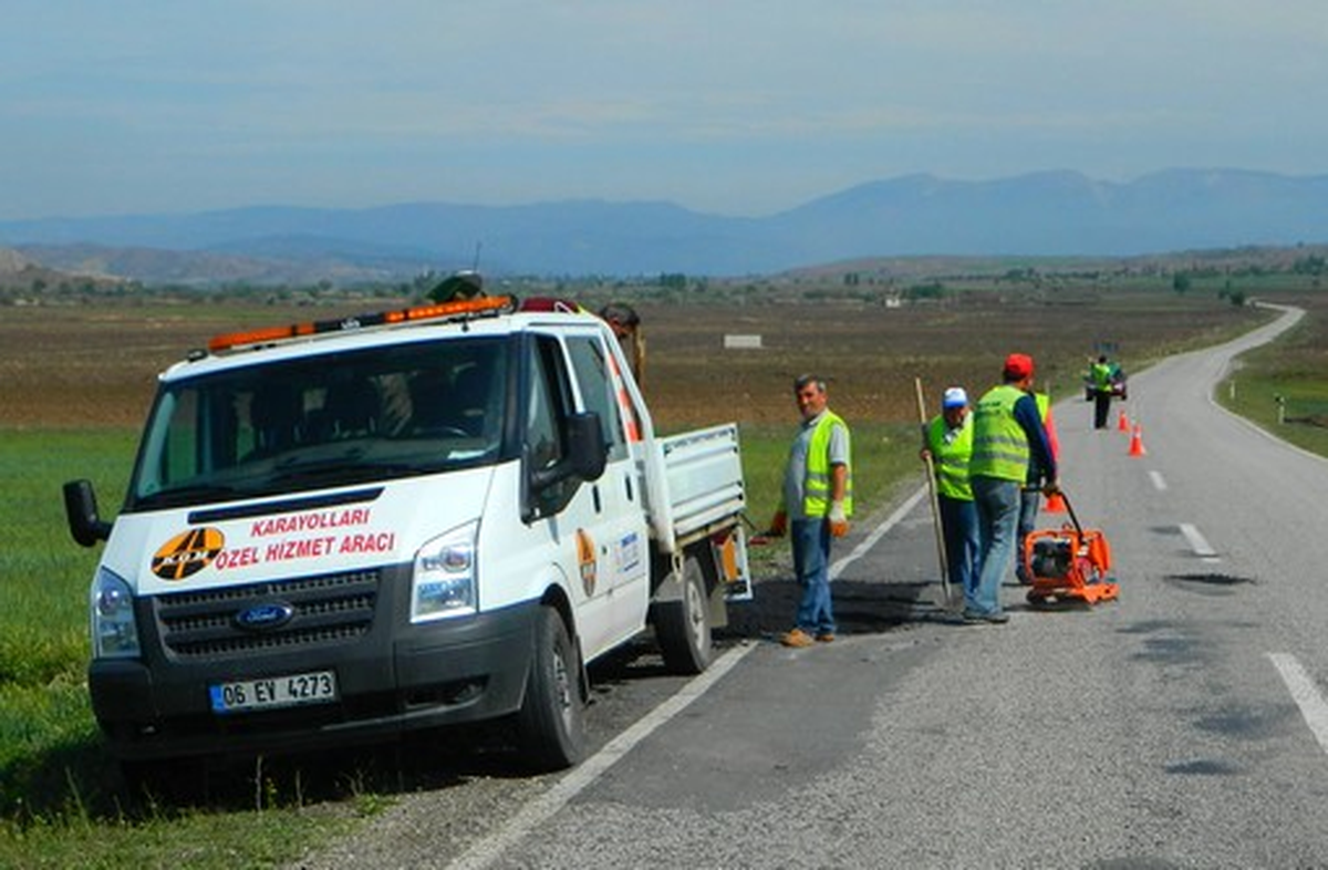 Karayolları Ekipleri Bozulan Yollara Yama Yapıyor
