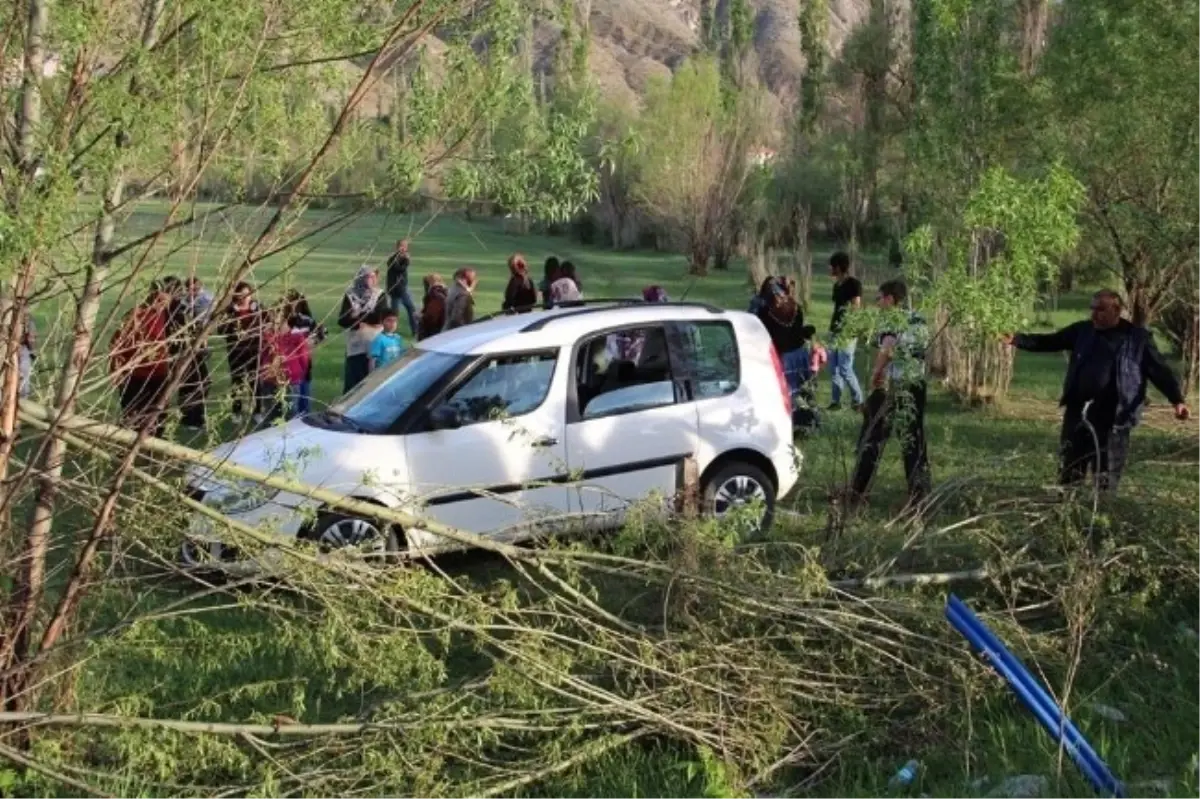 Kazada Yaralanan Kadın Askeri Ambulansla Hastaneye Götürüldü