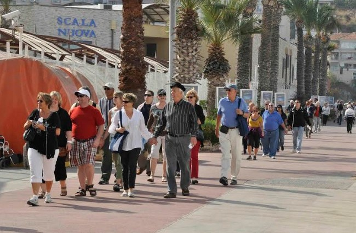 Kuşadası\'nda Yağmurla Birlikte Denizden Turist Bereketi Yaşandı
