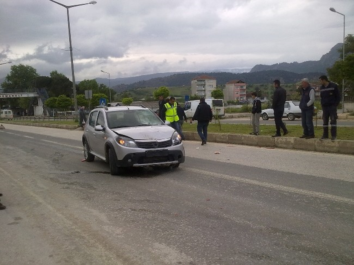 Osmaneli\'de Otomobille Motosiklet Çarpıştı: 1 Yaralı