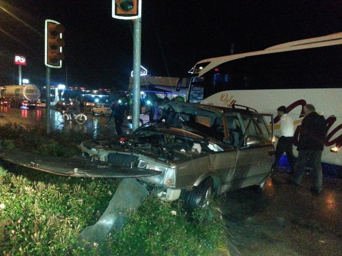 Otobüs ile Otomobil Çarpıştı: 1 Yaralı