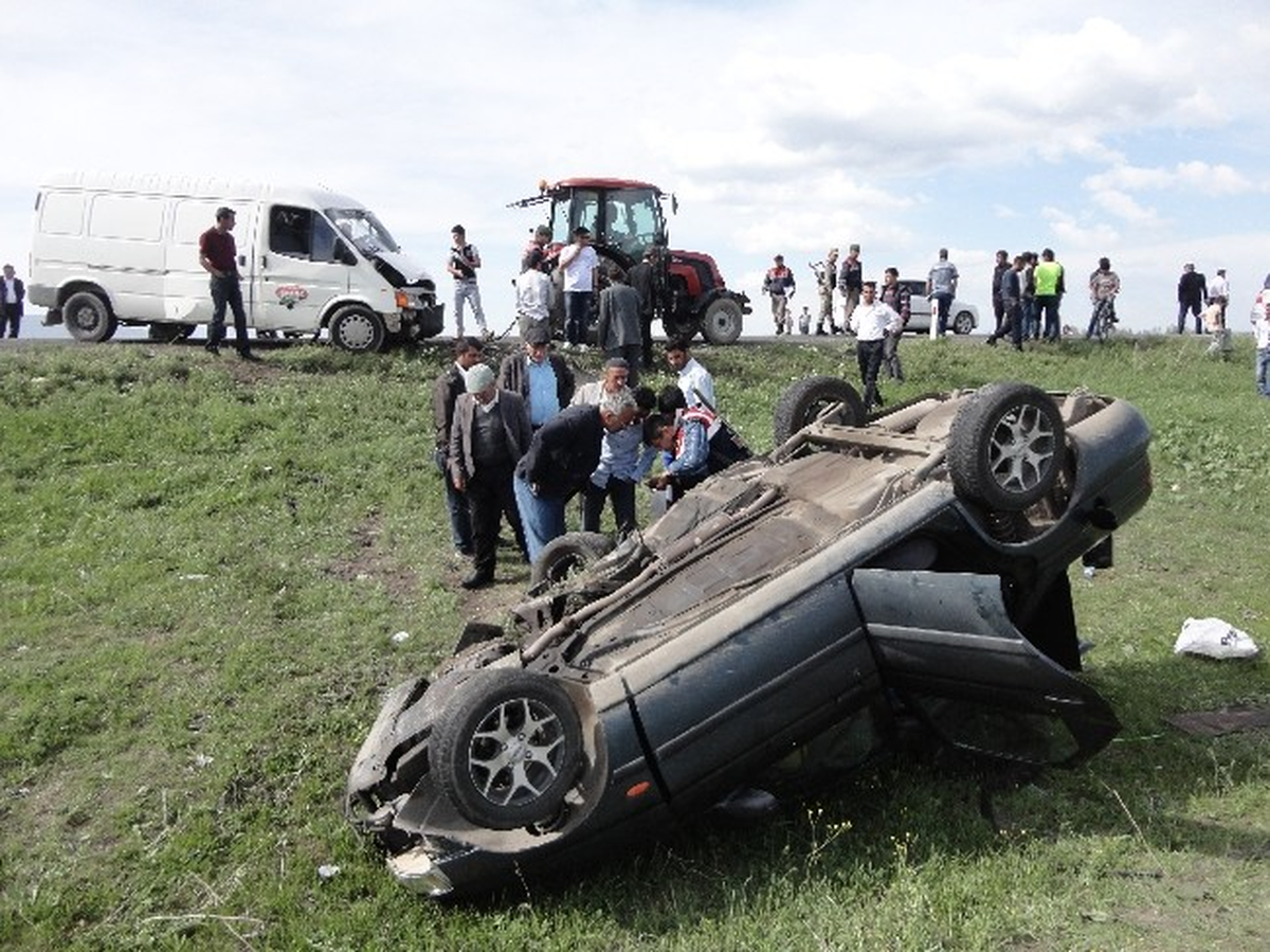 Otomobille Minibüs Çarpıştı: 1 Ölü, 3 Yaralı
