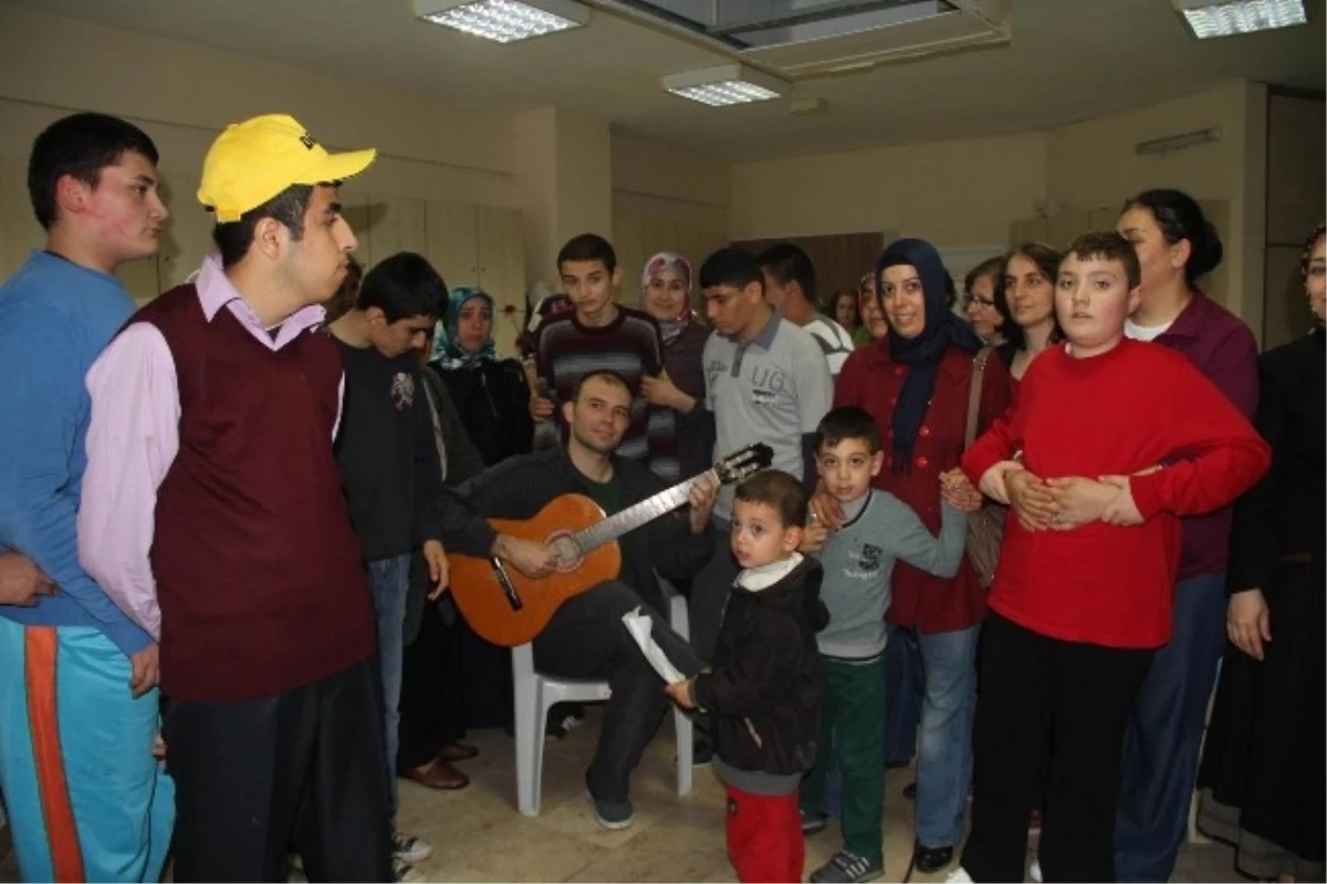 Bir Karanfil Onları Dünyanın En Mutlu Annesi Yaptı