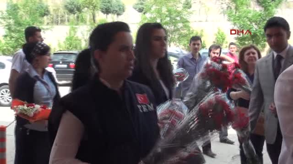 Polis, Anneler Gününü Kutlarken Kürtçe Konuştu