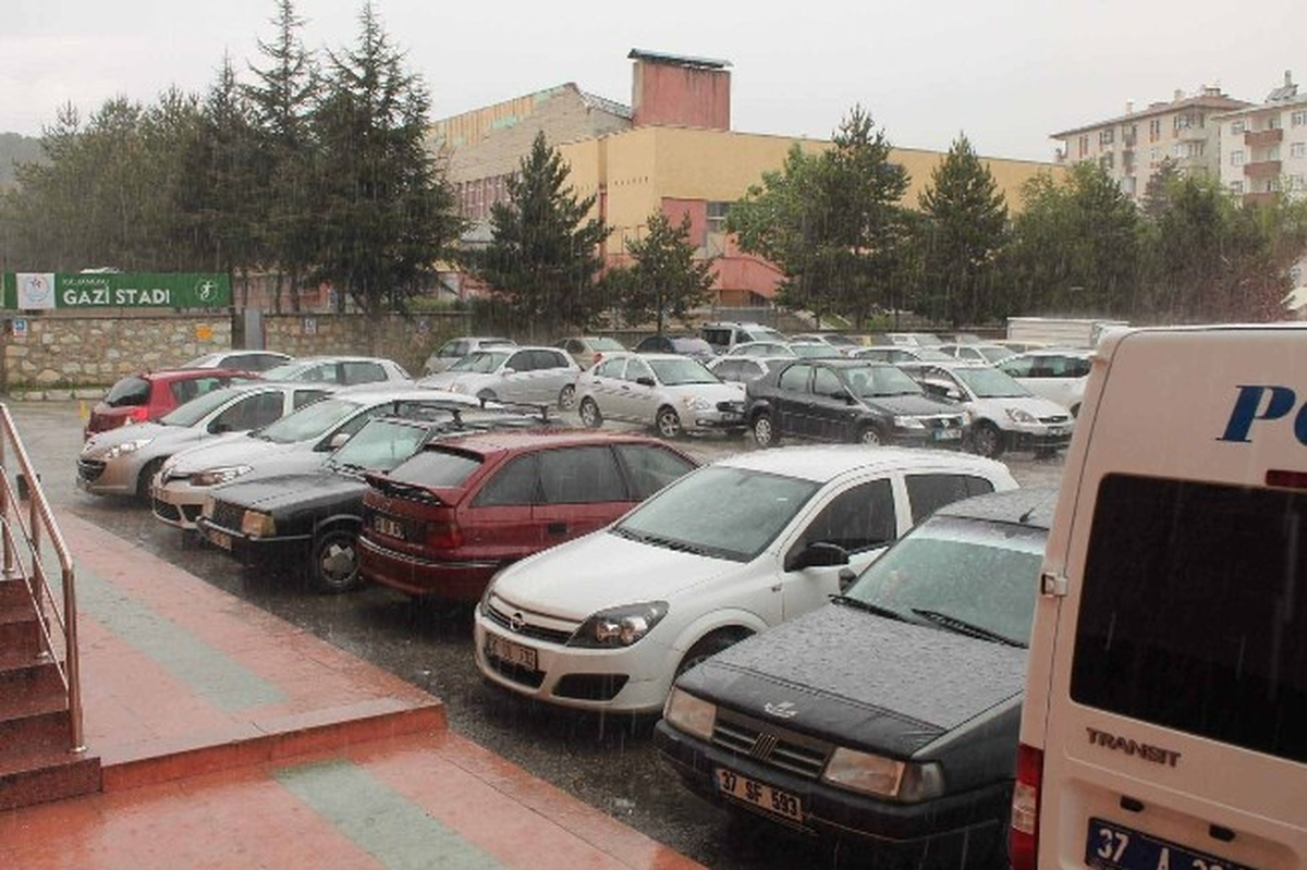 Sağanak Yağış Sürücülere Zor Anlar Yaşattı