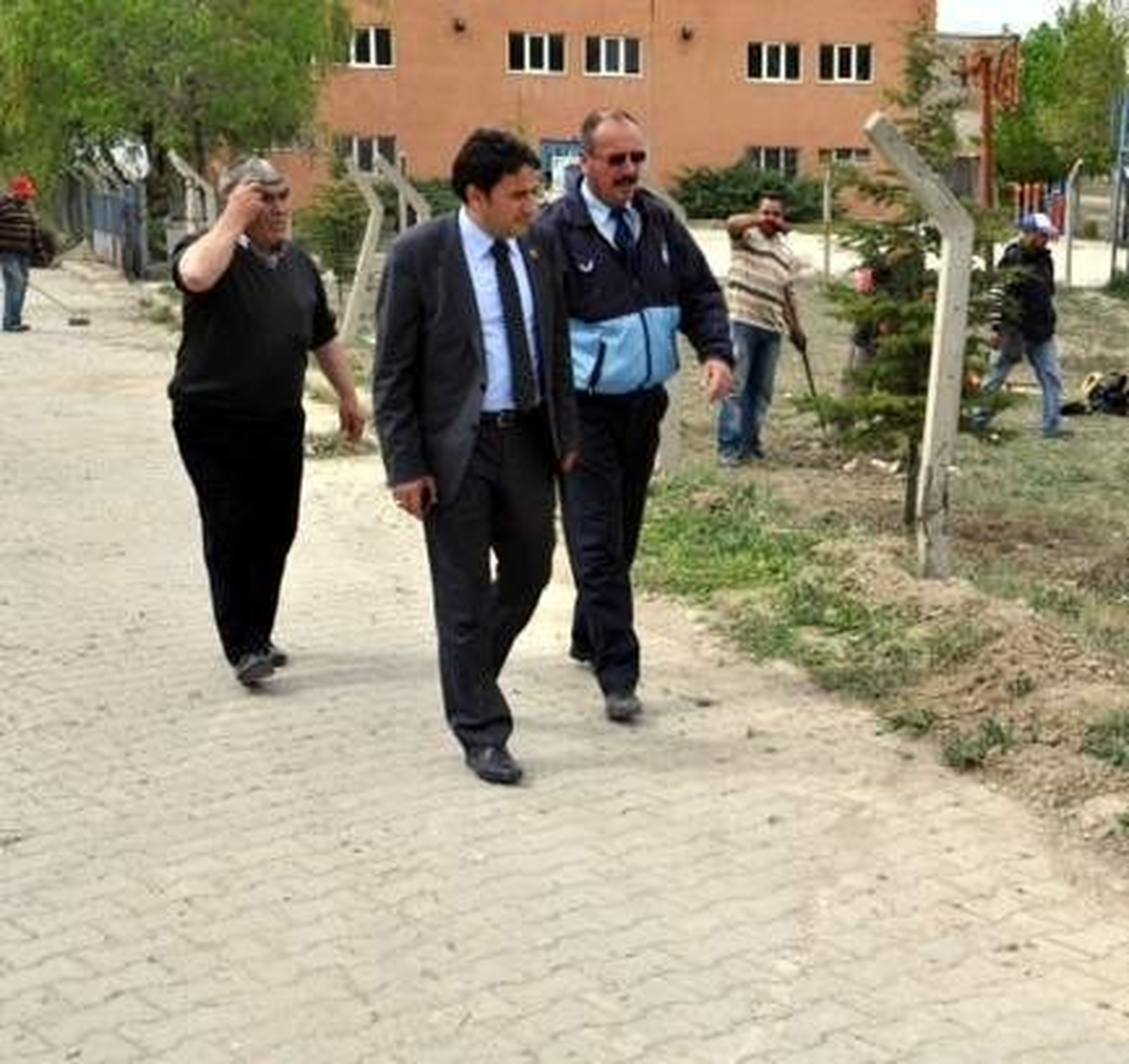 Seyitgazi\'de Görüntülü Kirliliği Oluşturan Yabani Otlar Temizleniyor