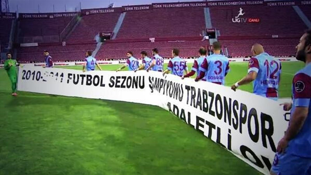 Trabzonsporlu Futbolcular Maça Pankartla Çıktı