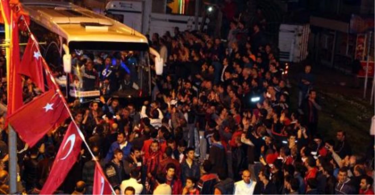 3. Lige Yükselen Zonguldak Kömürspor\'a Coşkulu Karşılama
