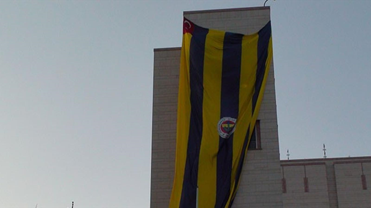 ABD Konsolosluğu Binasına Dev Fenerbahçe Bayrağı Asıldı