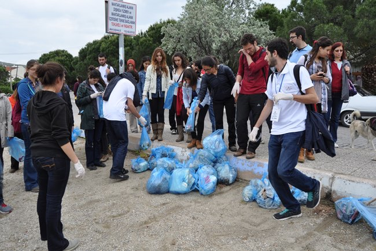 Akdeniz Gönüllüleri, Foça\'da Kıyı ve Sualtı Temizliği Yaptı