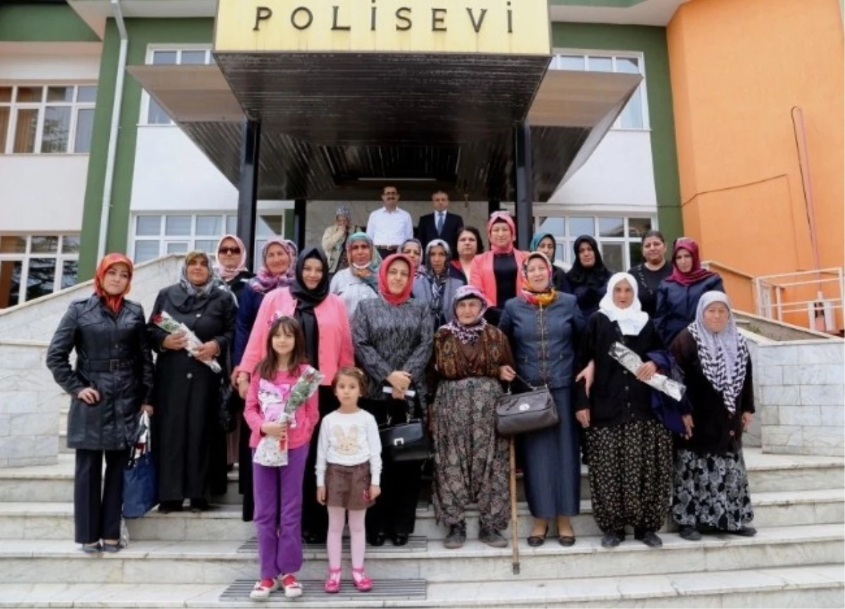Aksaray\'da Protokol Eşlerinden "Anneler Günü" Programı