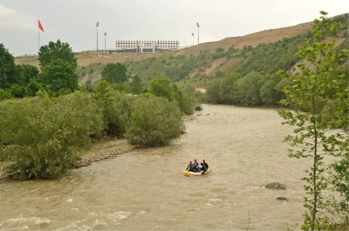 Araç Çayı\'nda Rafting Heyecanı