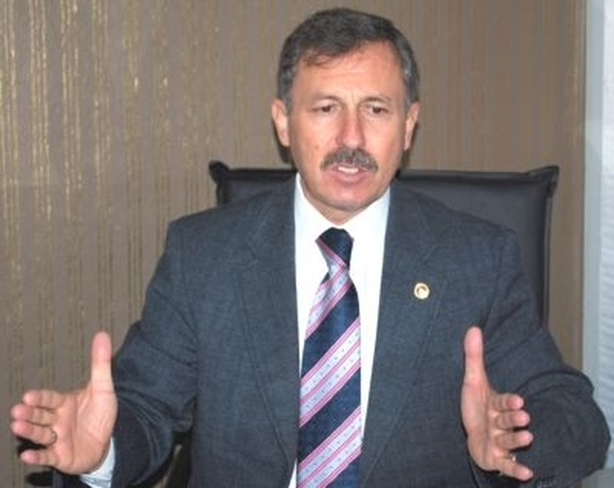 AKP\'li Özdağ: Başörtülü Kızların Erkeklerin Omuzlarında Oturmalarını Utanarak İzledim (Yeniden)