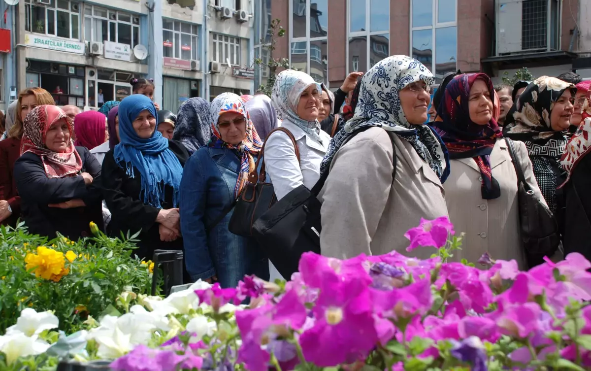 Rize Belediyesinden Annelere 5 Bin Çiçek