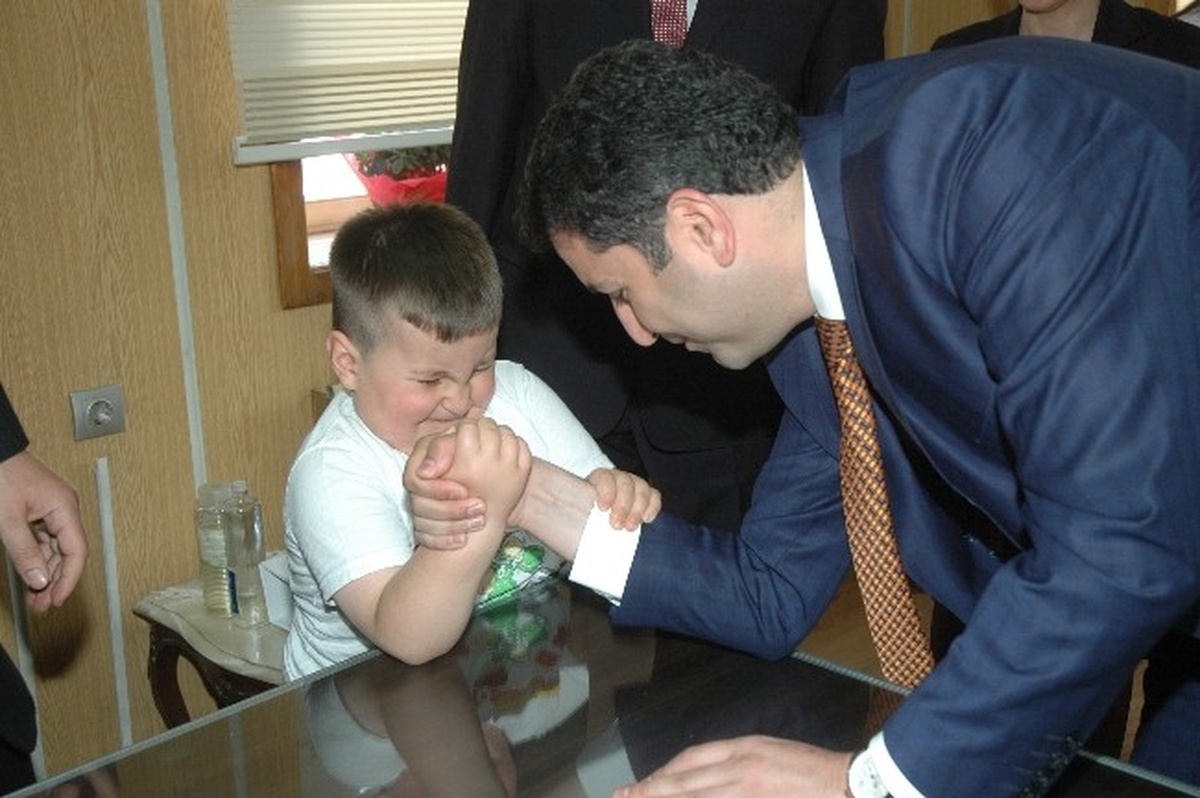Başkan Eroğlu, Minik Mert\'le Bilek Güreşi Yaptı