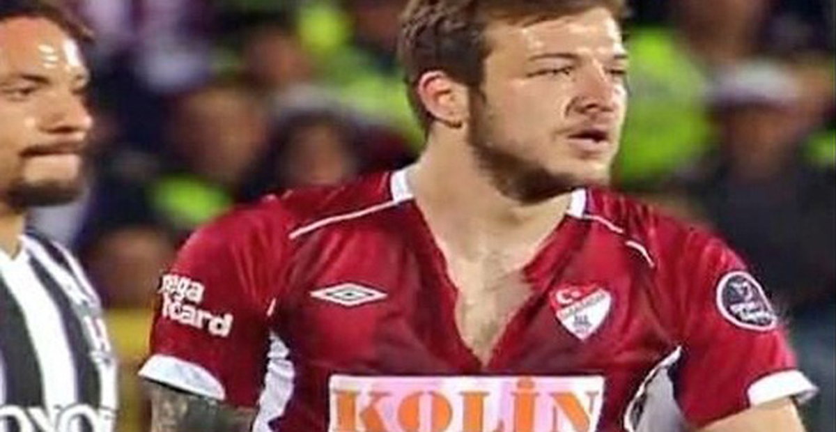 Batuhan Karadeniz Formasını Yırttı