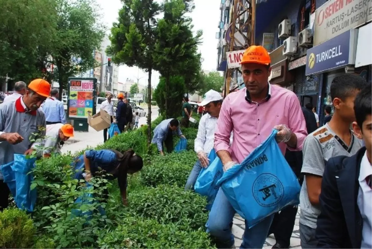 Belediye Başkanı Çöp Topladı