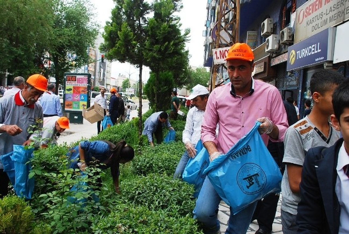 Belediye Eşbaşkanları Sokaklarda Çöp Topladı