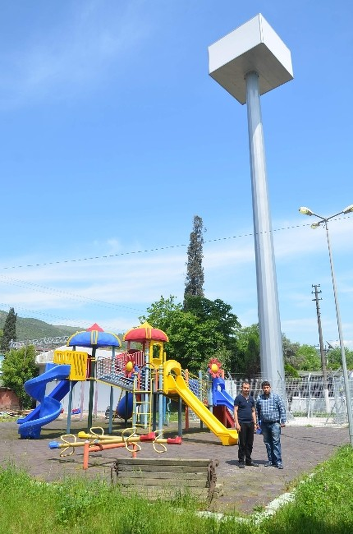 Çocuk Parkına Yapılan Baz İstasyonu Tepki Çekti