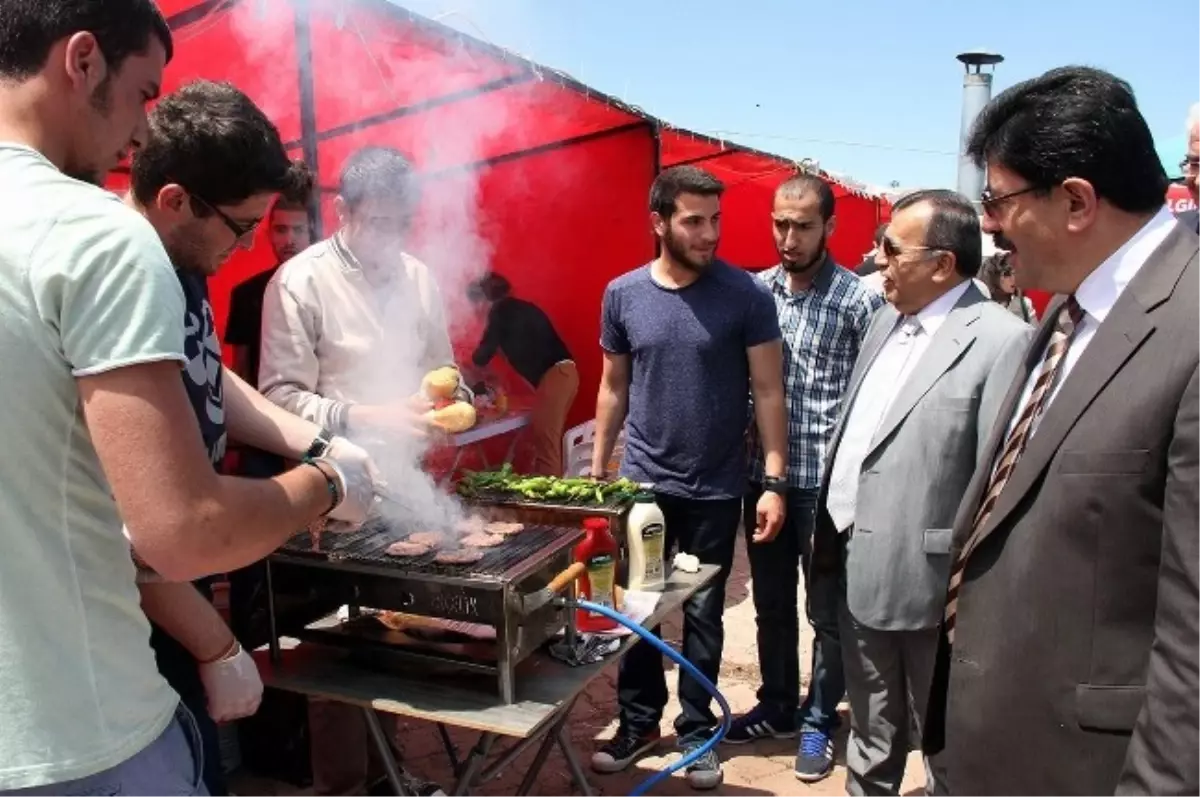 Cumhuriyet Üniversitesi\'nde Gençlik Şölenleri Başladı