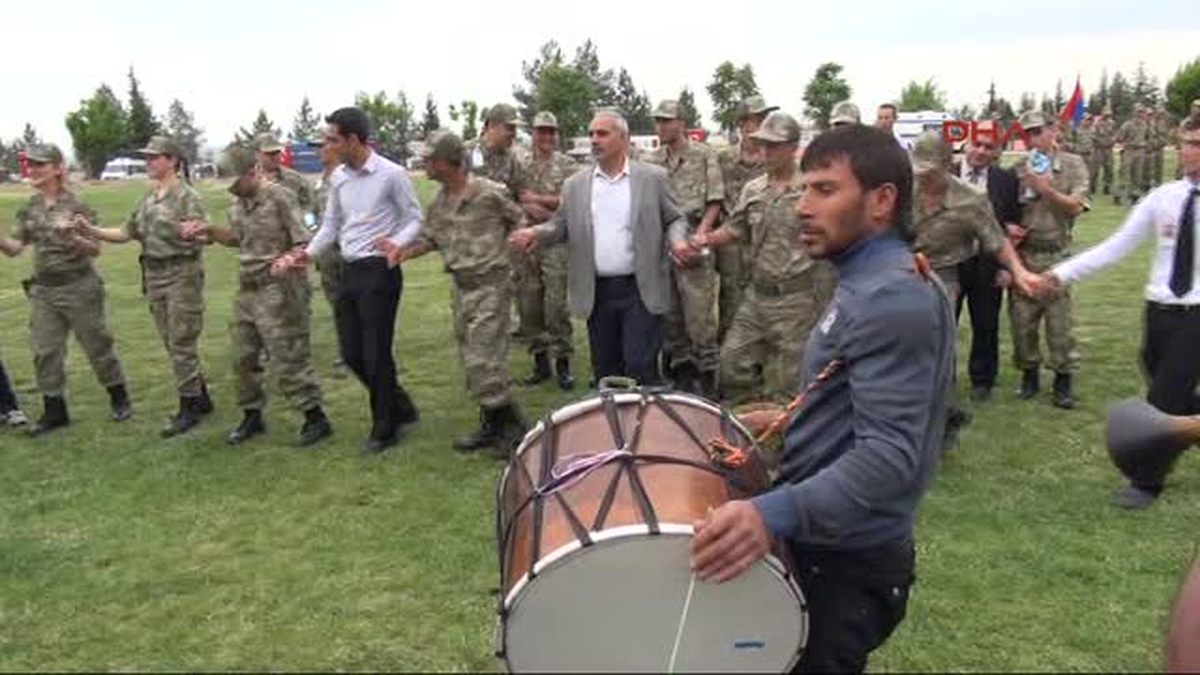Diyarbakır\'da Engelli Gençler Temsili Askerlik Yaptı