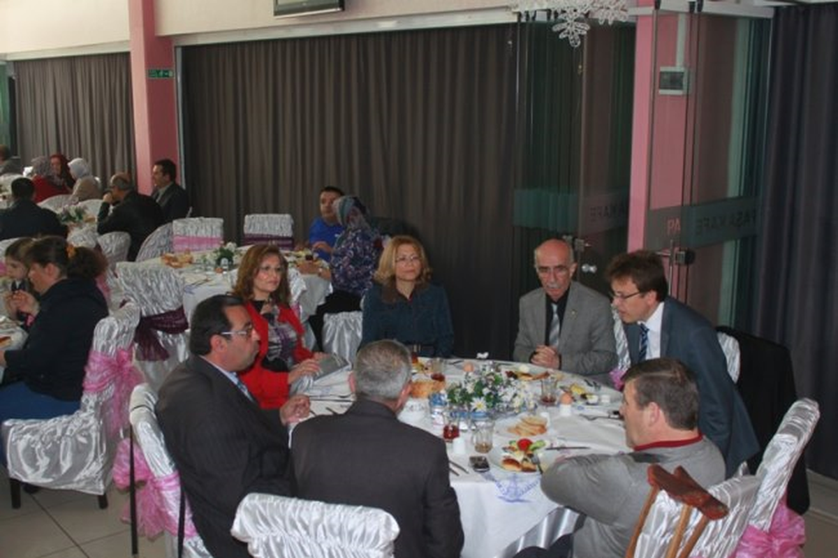 Kırklareli\'de Engellilere Kahvaltı Verildi