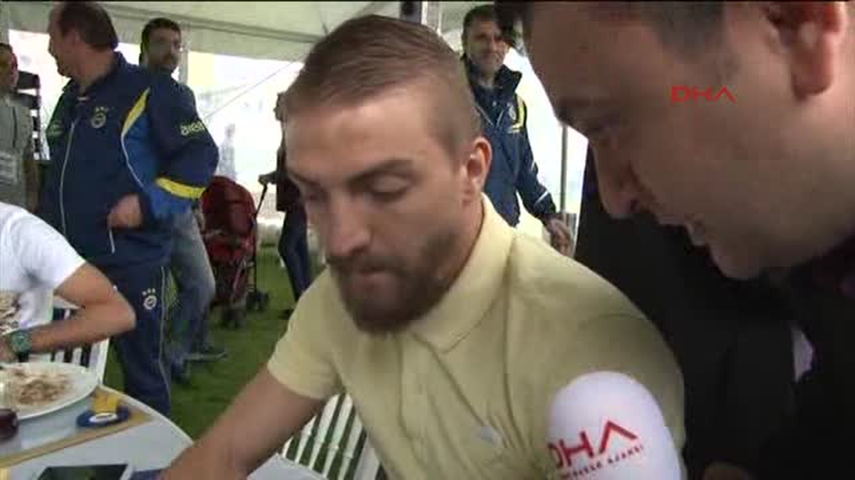 Fenerbahçe\'de Kalıp Kalmayacağı En Çok Merak Edilen İsim Caner Erkin Başkan ile Masaya Oturunca Bir...