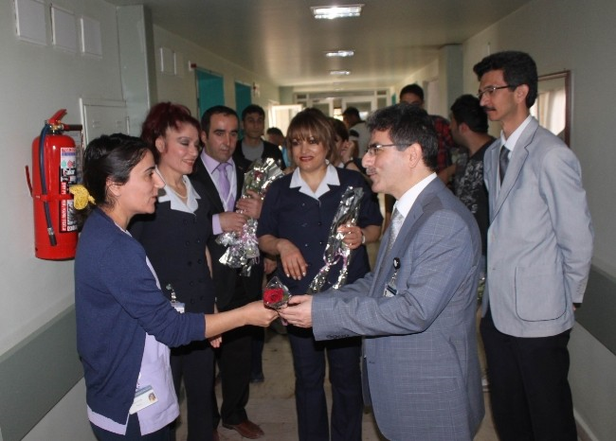 Fırat Üniversitesi\'nde Hemşirelere Gül Dağıtıldı