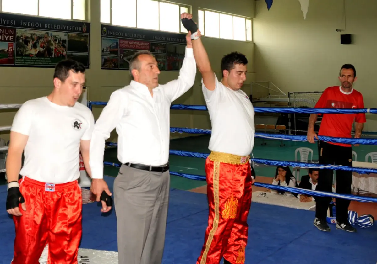 İnegöl\'deki Kick-Boks Turnuvası Sona Erdi