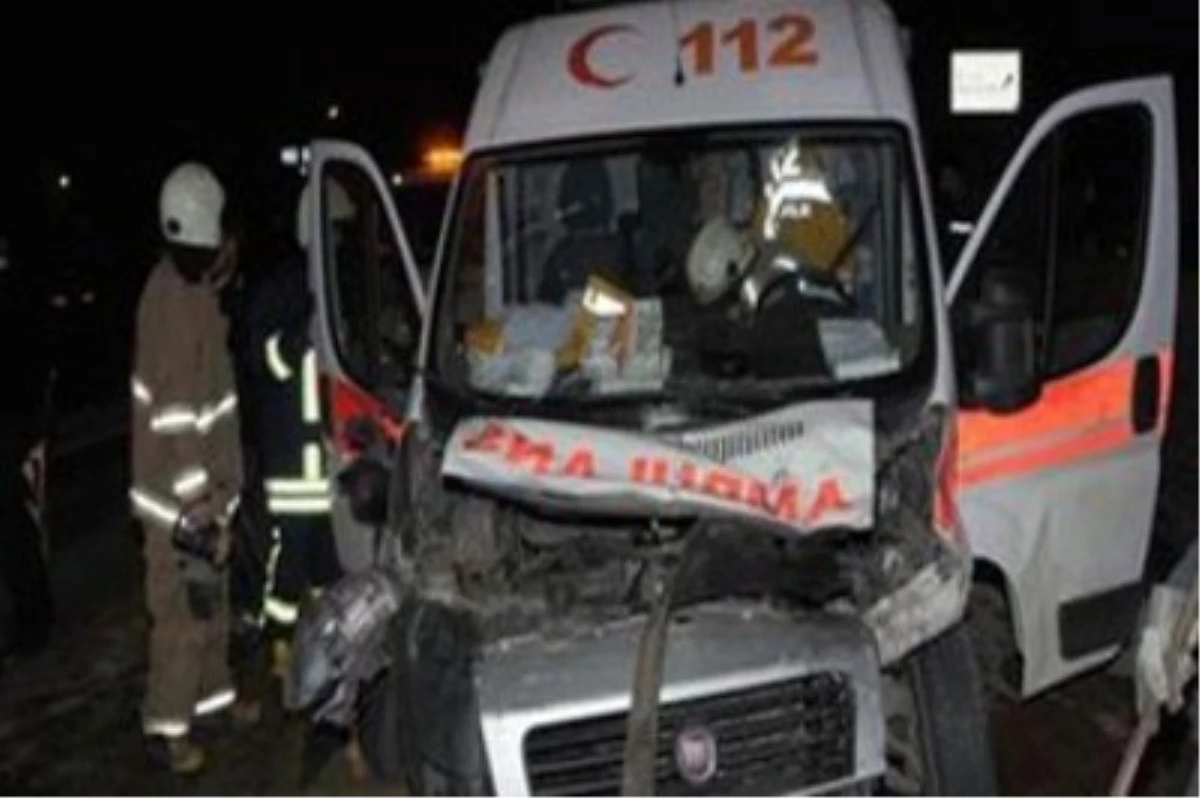 İzmir\'de Ambulans Kaza Yaptı