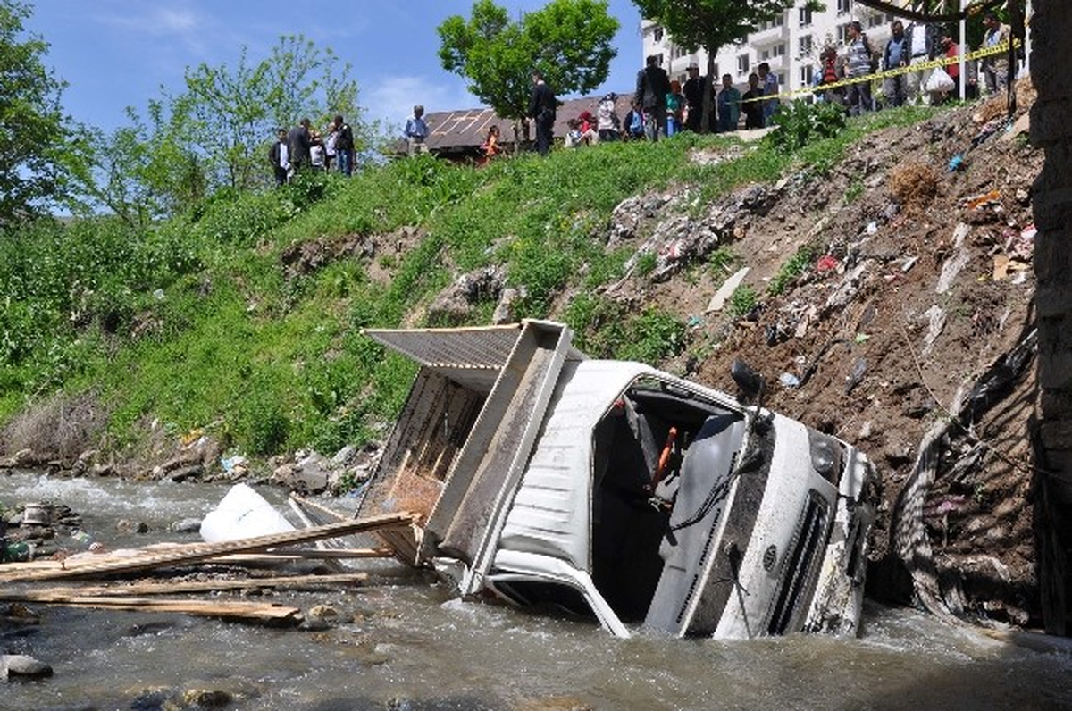 Kamyonet Dereye Yuvarlandı: 1 Ölü, 5 Yaralı