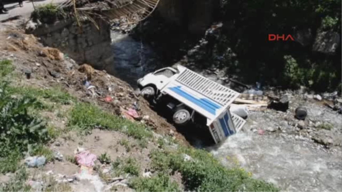 Kamyonet, Oynayan Çocuklara Çarpmamak İçin Köprüden Uçtu 1 Ölü, 6 Yaralı