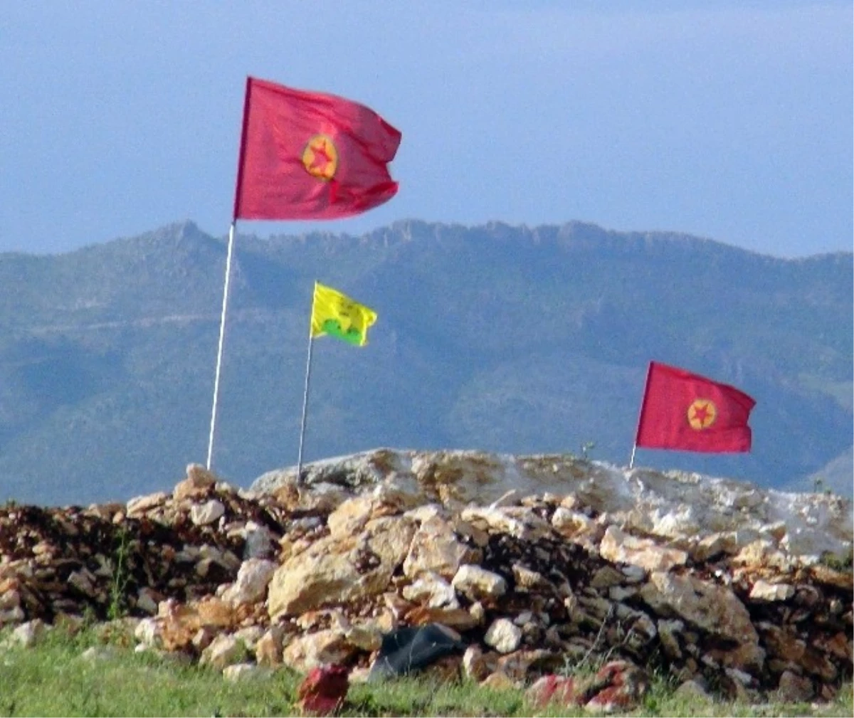 Karakol İnşaatında Duvarı Yıkıp, PKK Bayrağı Astılar
