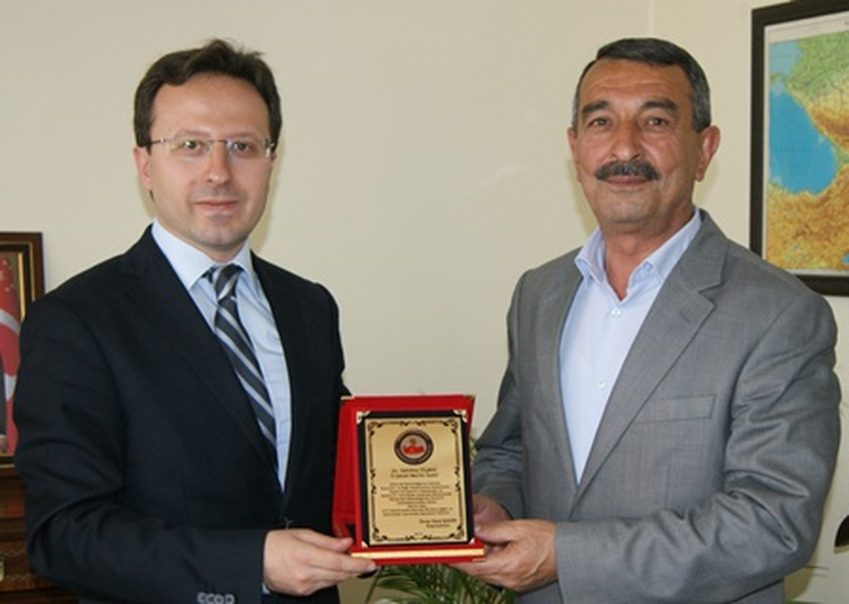 Kaymakam Şahin\'den, Eski İl Genel Meclisi Üyelerine Plaket