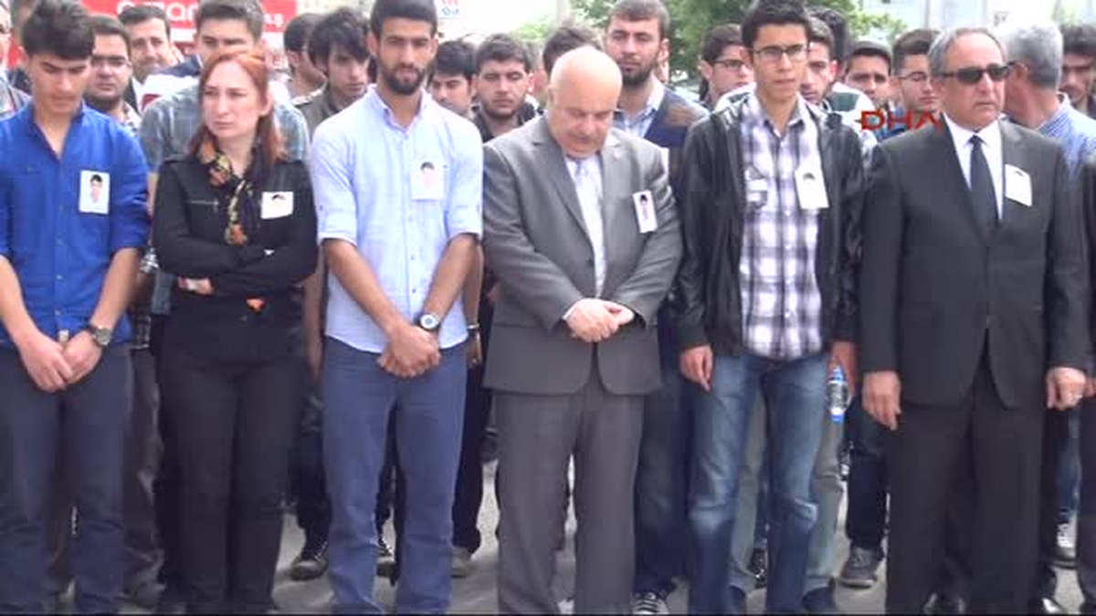 Kum Ocağında Ölen Tıp Öğrencisi İçin Fakültesi Önünde Tören