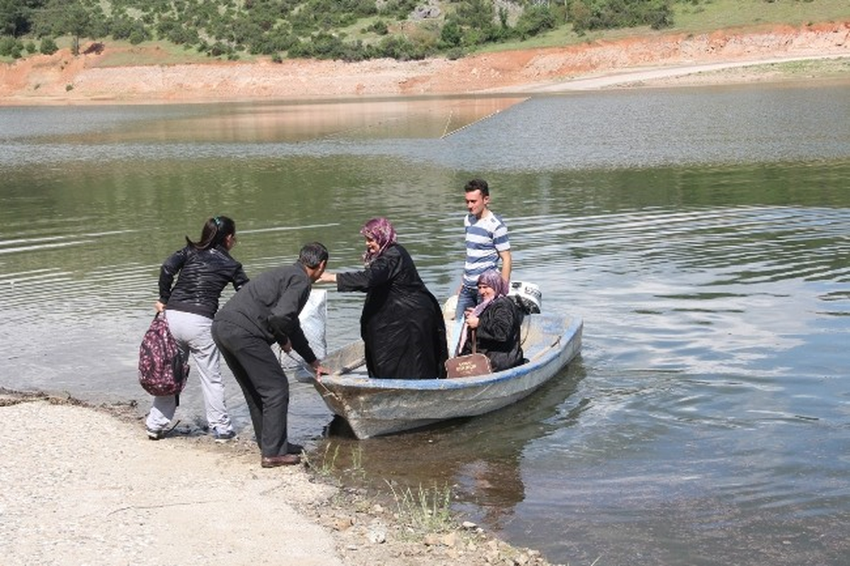 Baraj Suları Köy Yolunu Yuttu, Ulaşım Sandalla Sağlanıyor