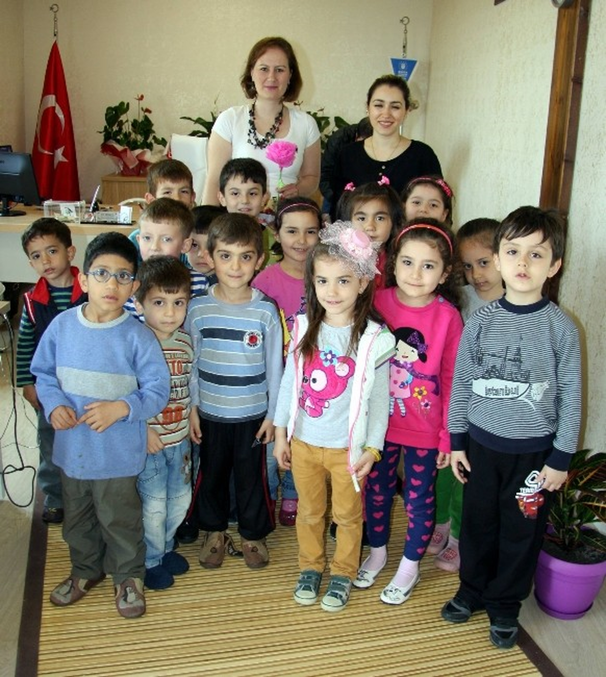 Kadın Muhtar Anneler Gününde Koltuğunu Ana Okulu Öğrencilerine Devretti