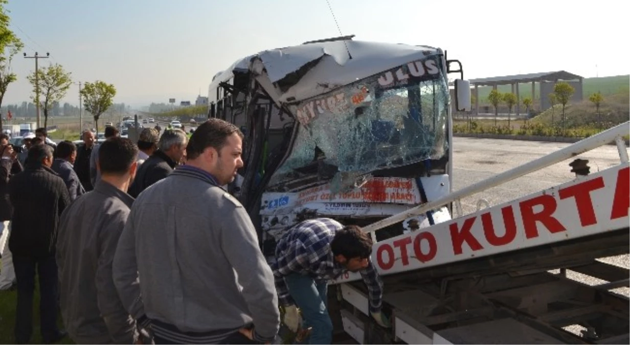 Halk Otobüsü, Beton Mikseri İle Çarpıştı: 25 Yaralı