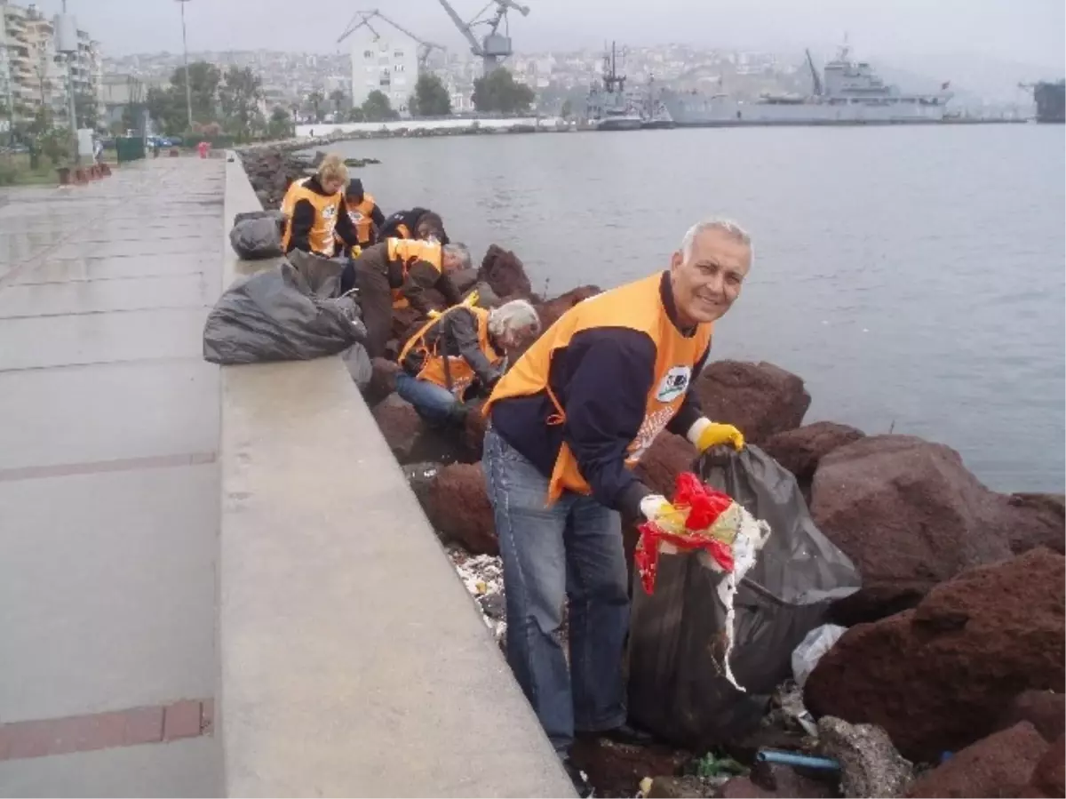 Tema Gönüllüleri Karşıyaka Sahilini Temizledi