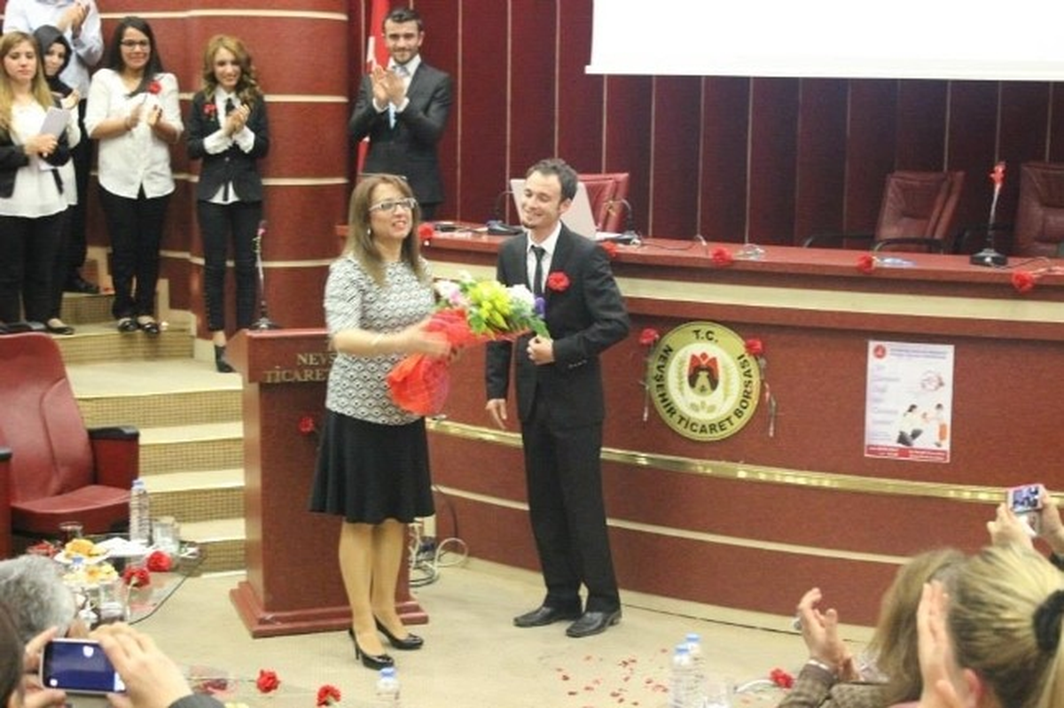 Üniversite Öğrencileri Rektör Kılıç\'ı \'Yılın Annesi\' Seçti
