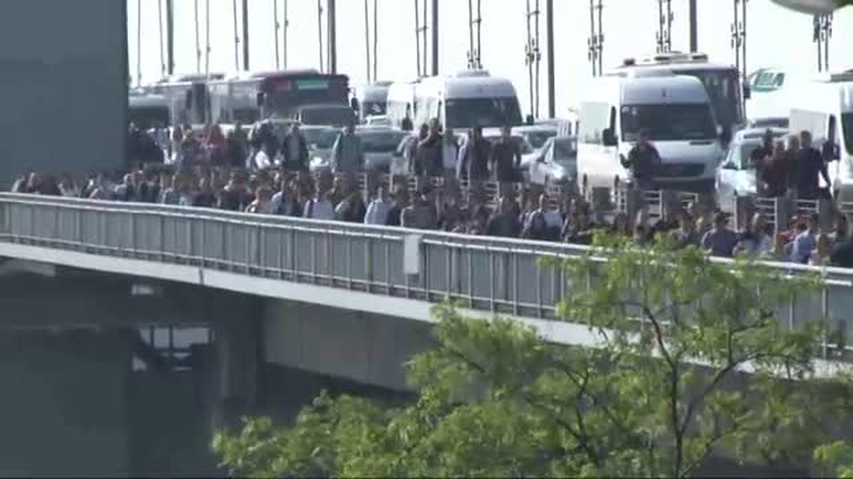 Vatandaşlar Boğaziçi Köprüsü\'nde Yürüyor